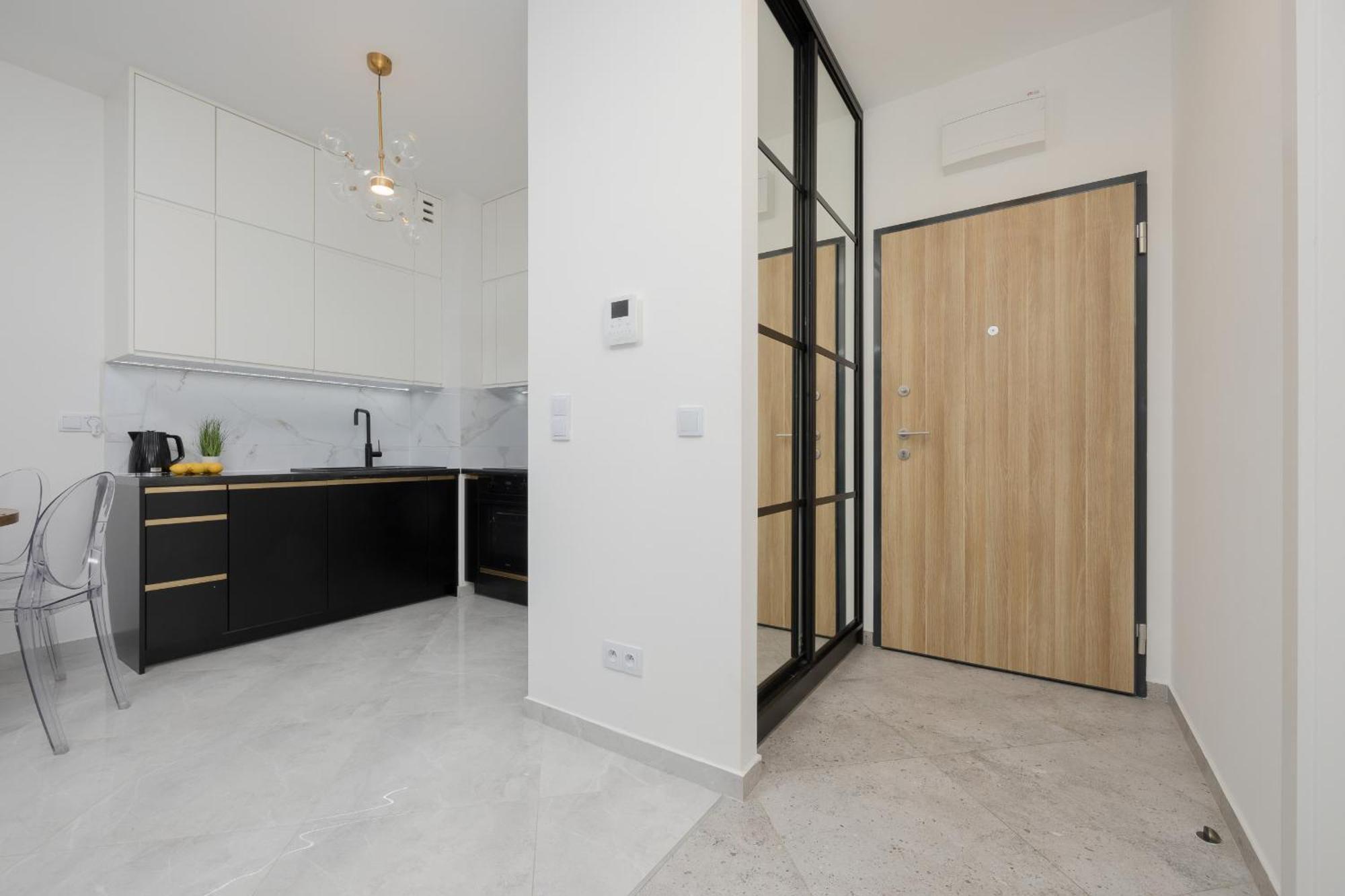 Leilighet With Balcony & Parking In By Renters *