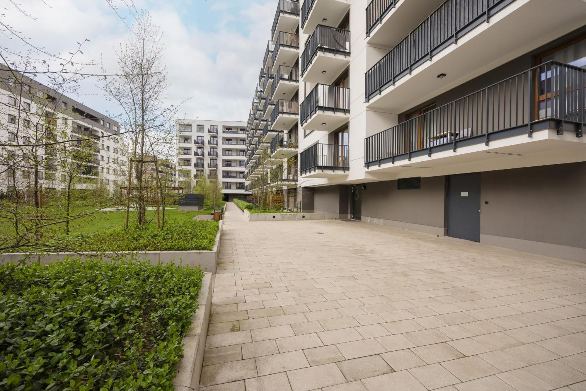 With Balcony & Parking In By Renters Leilighet